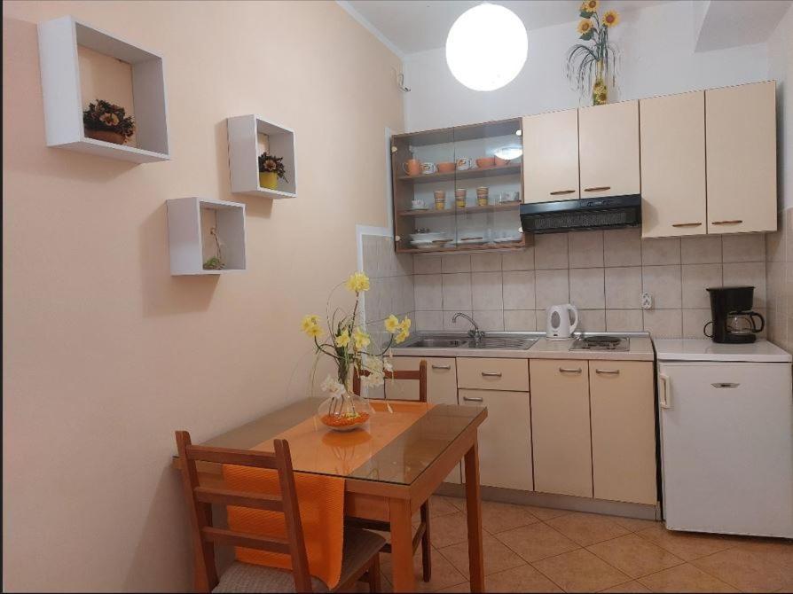 Apartments Tonci And Iris Primosten Bilik gambar